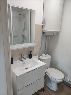 Haartrockner, Handtücher, Seife, Toilettenpapier