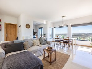 Una televisión, una chimenea