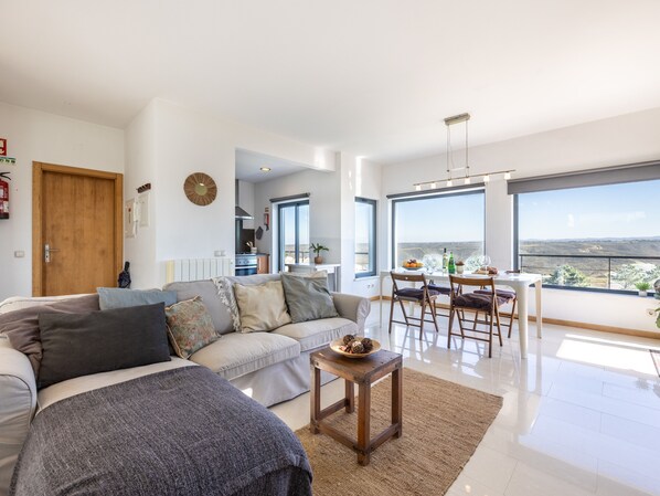 Televisión y chimenea 