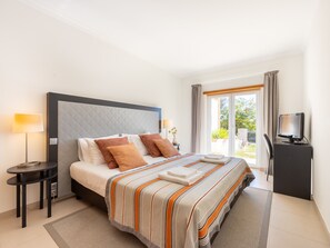 2 dormitorios, tabla de planchar con plancha, cuna de viaje y wifi