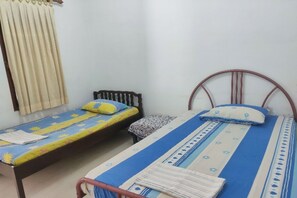Desk, bed sheets - OYO Homes 91098 Desa Wisata Tanjung Syariah (Ngaglik)