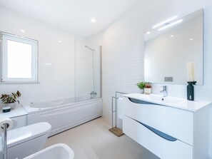 Badkar, hårtork och handdukar
