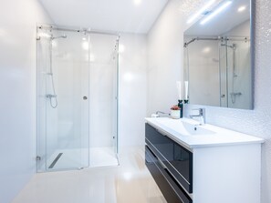 Badekar, hårtørrer, håndklæder