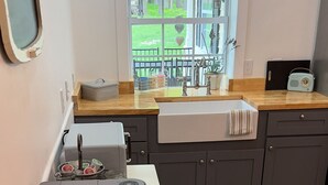Wasserkocher mit Kaffee-/Teezubehör, Kühlschrank, Mikrowelle, Toaster