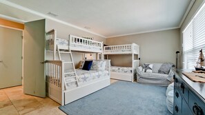 5 Schlafzimmer, Schreibtisch, Bügeleisen/Bügelbrett, Reisekinderbett