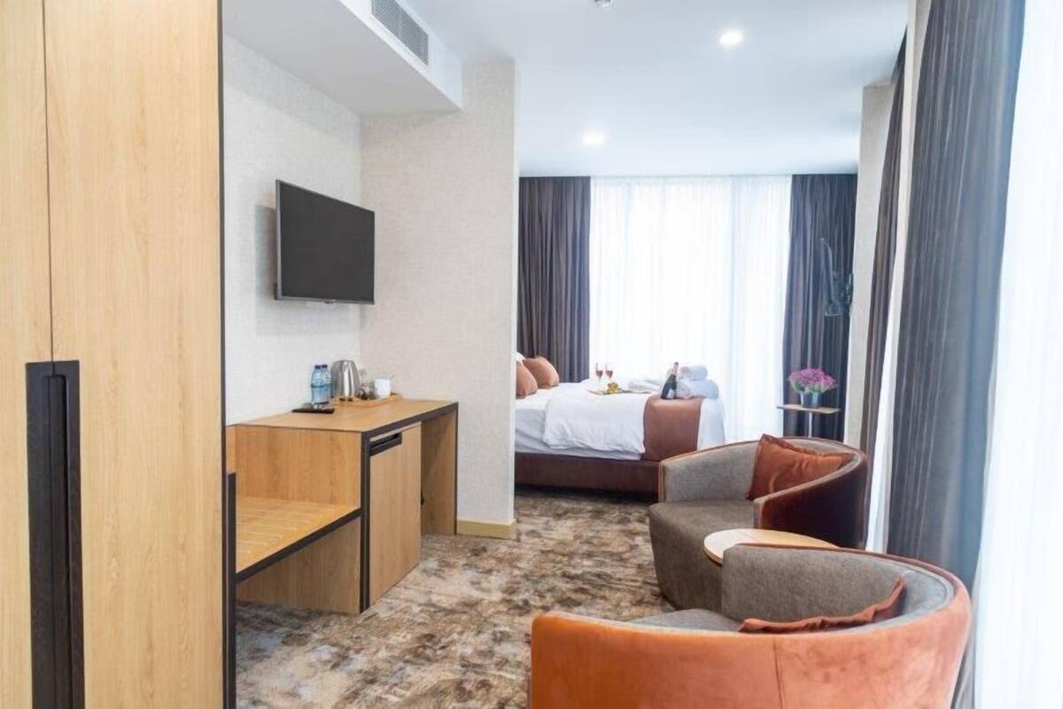 Habitación doble Deluxe | Ropa de cama hipoalergénica, edredón, camas Tempur-Pedic y minibar