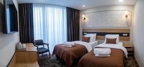 Habitación estándar con 2 camas individuales | Ropa de cama hipoalergénica, edredón, camas Tempur-Pedic y minibar
