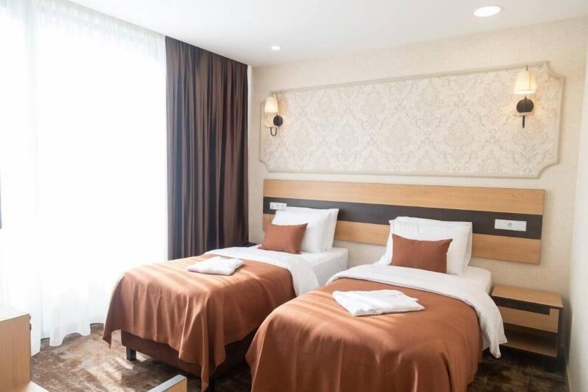 Habitación estándar con 2 camas individuales | Ropa de cama hipoalergénica, edredón, camas Tempur-Pedic y minibar