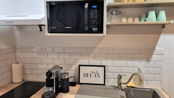 Een koelkast, een microgolfoven, een oven, een kookplaat