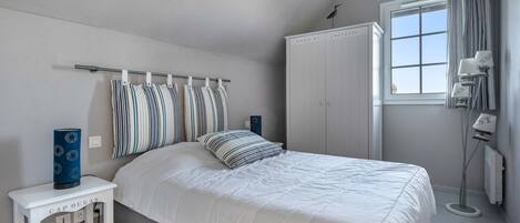 3 chambres, fer et planche à repasser
