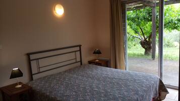 3 chambres, fer et planche Ă repasser, lit parapluie