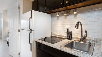 Réfrigérateur, micro-ondes, plaque de cuisson, cafetière/bouilloire