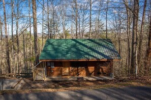 Exterior - Beautiful Mountain Cabin/Hot Tub (Sevierville)