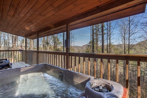 Gorgeous Mountain Views/Hot Tub