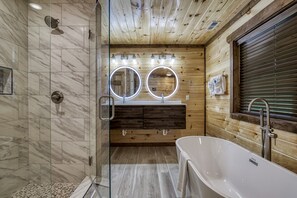 Baignoire, séchoir à cheveux, serviettes fournies