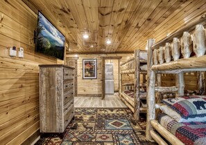3 bedrooms, iron/ironing board, free WiFi, bed sheets - Private Indoor Pool | Gatlinburg | Theater | Mountain Views | Game Room (Gatlinburg)