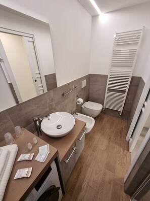 Haartrockner, Bidet, Handtücher, Seife