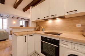 Kylskåp, mikrovågsugn, spishäll och diskmaskin