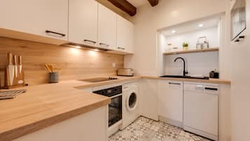 Fridge, microwave, stovetop, dishwasher