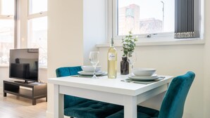 Apartamento City | Servicio de comidas en la habitación