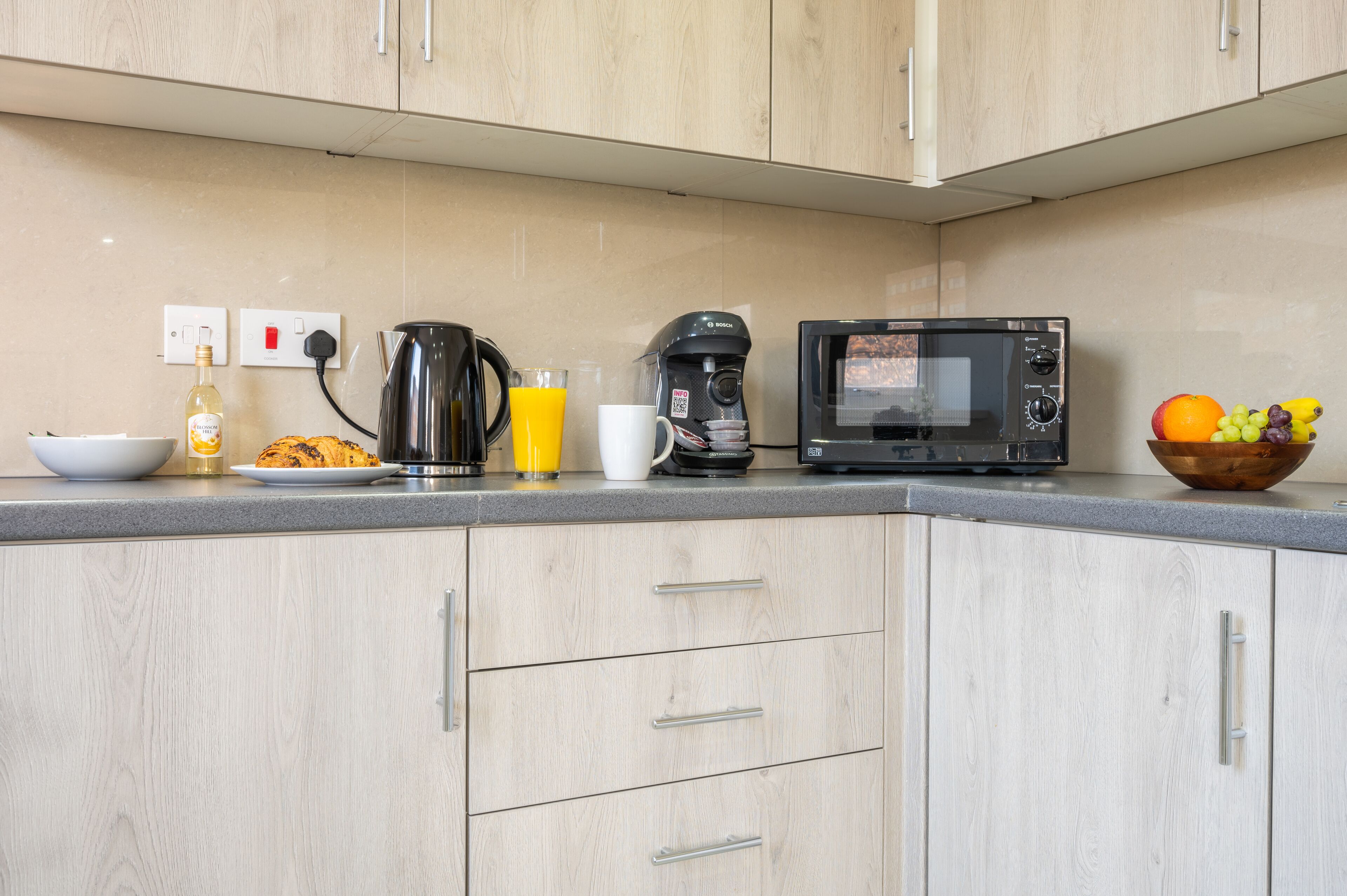 Apartemen Kota | Dapur pribadi | Lemari es, microwave, oven, dan kompor