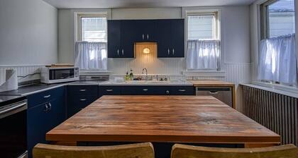 4BR Charming Victorian - Steps to Downtown