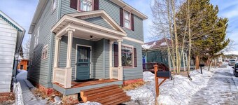 4BR Charming Victorian - Steps to Downtown