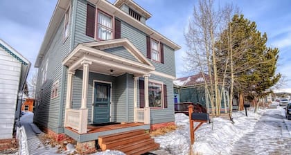 4BR Charming Victorian - Steps to Downtown