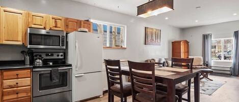 Kylskåp, mikrovågsugn, ugn och spishäll