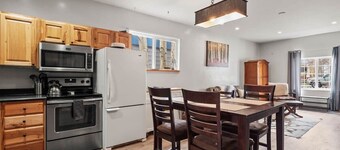 Rustic 2BR Rocky Serene Mountain Escape. Fenced In