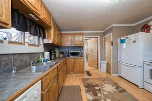 冷蔵庫、電子レンジ、オーブン、コンロ