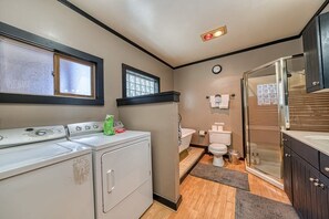 Bathtub, hair dryer, towels - 4BR - Pet Friendly, Near Cooper Mountain - 9 Guest (Leadville)