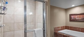 The Depot — Downtown Leadville Victorian, 3 Queens, Mt Elbert Views, Jetted Tub