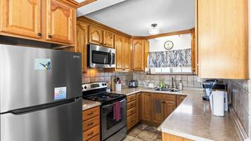 Een koelkast, een microgolfoven, een oven, een kookplaat