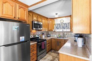 Kjøleskap, mikrobølgeovn, ovn og kokeplater