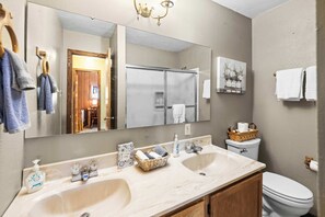 Kylpyamme, hiustenkuivaaja, pyyhkeet