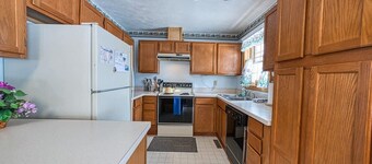 3BR Pink Retreat - Walk to Town - Near Twin Lakes