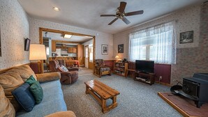 Una sala de estar acogedora con sofá, mesa de centro, televisor y chimenea.