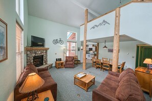 Fernseher, Kamin, DVD-Player