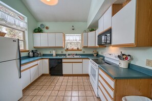 Fridge, microwave, oven, stovetop - The Giddy Betsy — 3BR Cabin + Loft, Sleeps 8 near Twin Lakes & Mt. Elbert (Leadville)