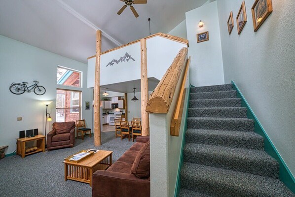 Fernseher, Kamin, DVD-Player