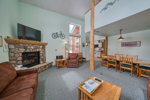 TV, fireplace, DVD player - The Giddy Betsy — 3BR Cabin + Loft, Sleeps 8 near Twin Lakes & Mt. Elbert (Leadville)