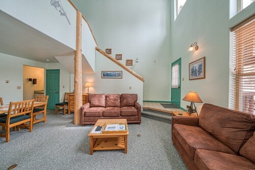 The Giddy Betsy — 3BR Cabin + Loft, Sleeps 8 near Twin Lakes & Mt. Elbert