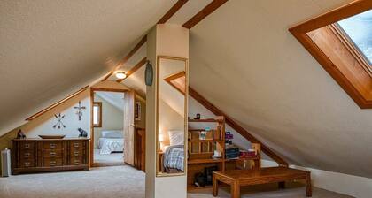 6BR Cozy Victorian - Block from Main St - Groups