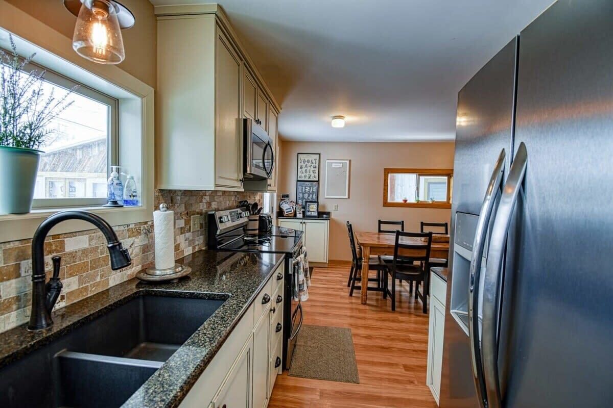 Kühlschrank, Mikrowelle, Herdplatte, Geschirrspüler