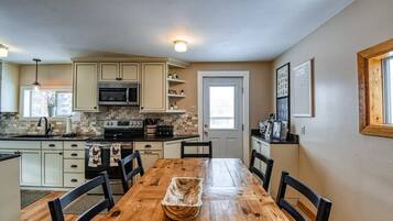 Réfrigérateur, micro-ondes, plaque de cuisson, lave-vaisselle