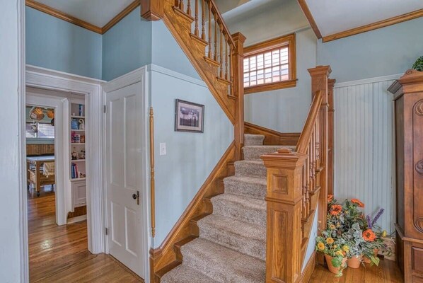 Interior - 5BR Cozy Victorian - Jacuzzi - Group Friendly (Leadville)