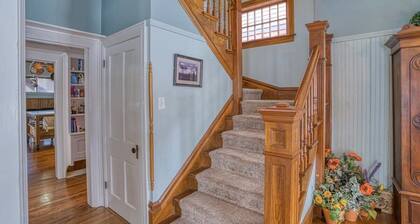 5BR Cozy Victorian - Jacuzzi - Group Friendly