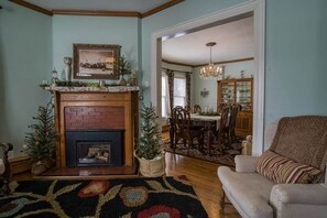 TV, fireplace, offices - 5BR Cozy Victorian - Jacuzzi - Group Friendly (Leadville)
