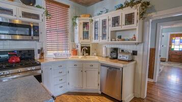 Geladeira, micro-ondas, fogão, lava-louças